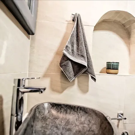 Myconian Brothers 阿诺梅拉